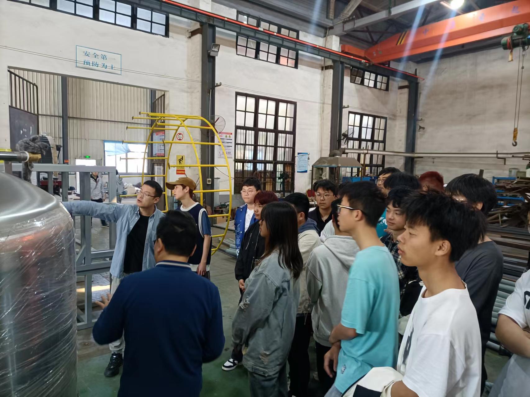 湖南工程学院近200名学生来雷火在线认知实习